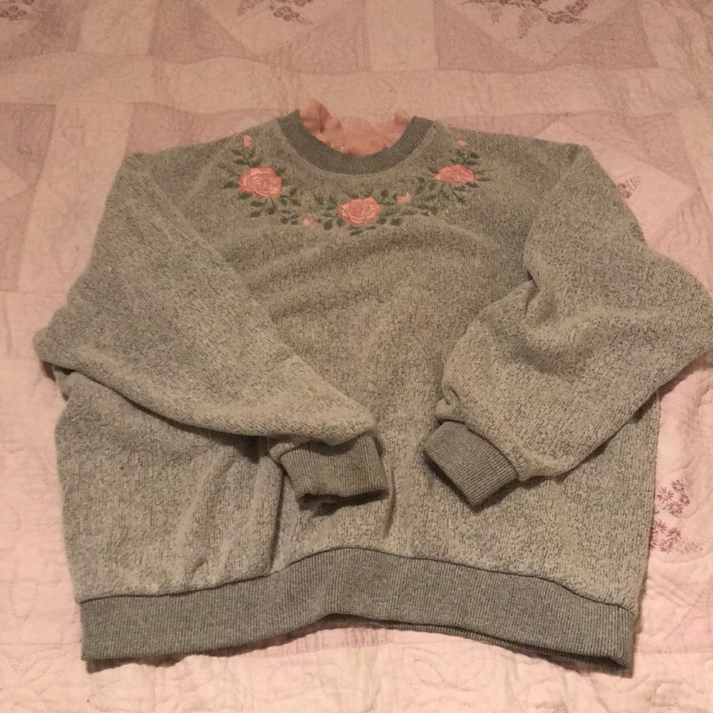 Vintage sweatshirt with flower embroidery